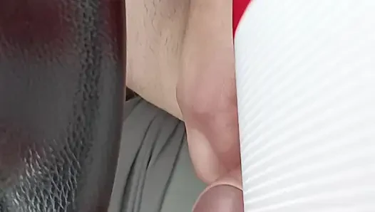 Yolculuğa çıkarken bana mastürbasyon yapıyor ve gösteriş yapıyor