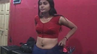 Desi sexy con ombelico profondo e tette