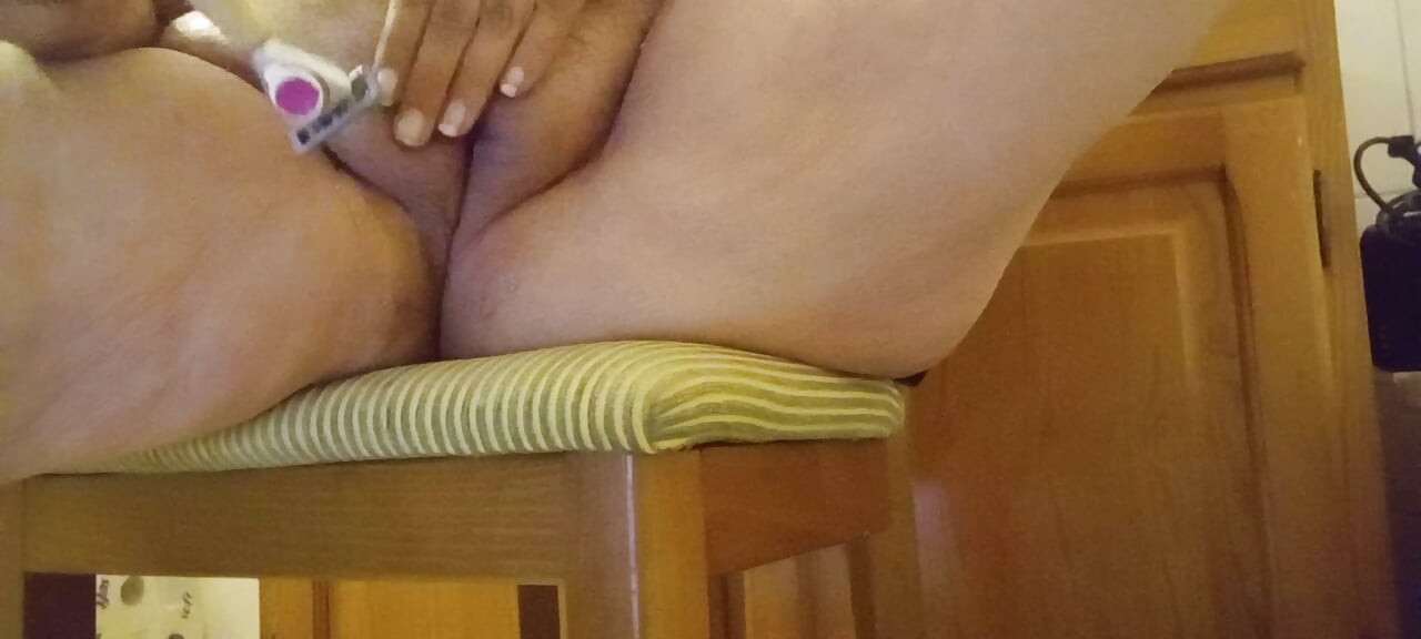 Amateur de 53 años con curvas se afeita el coño peludo de cerca - Parte 3