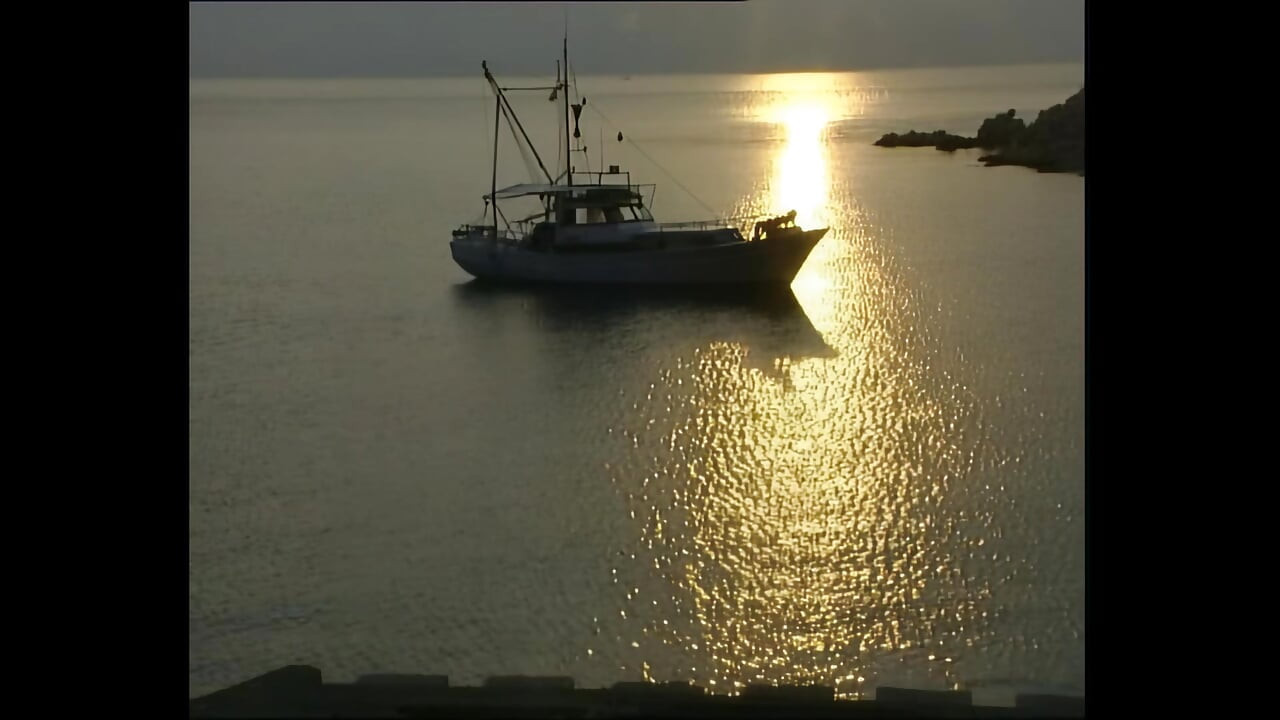 好色的黑髮女郎在被幹之前吸了他朋友的大雞巴