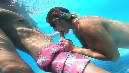 Доильный секс милфы в бассейне и шоу соседки