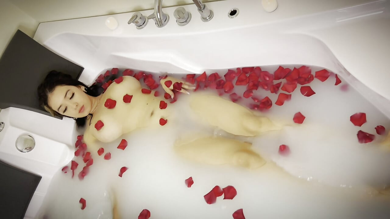 Mandi susu dengan mawar, dan bermain dengan kakinya