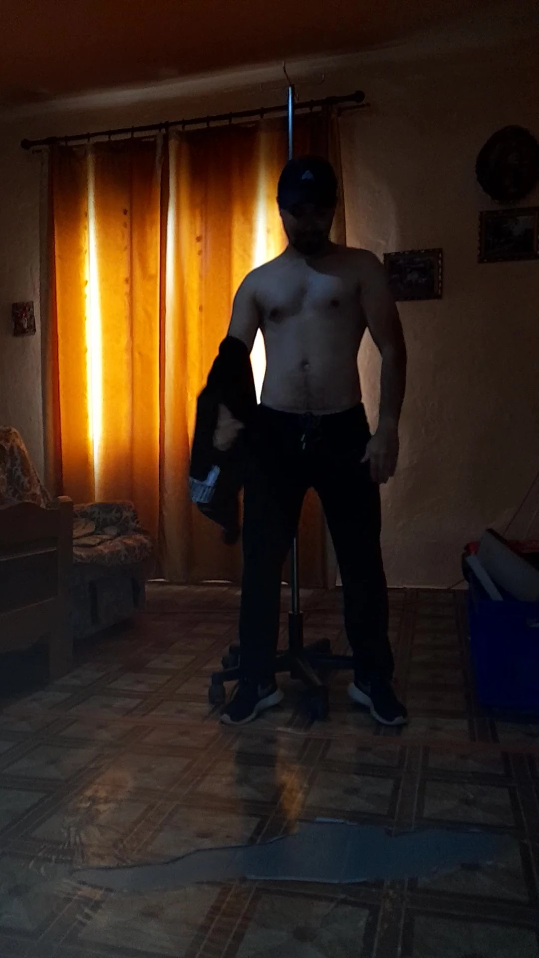 Daeros hayranlar için direk dansı yapıyor