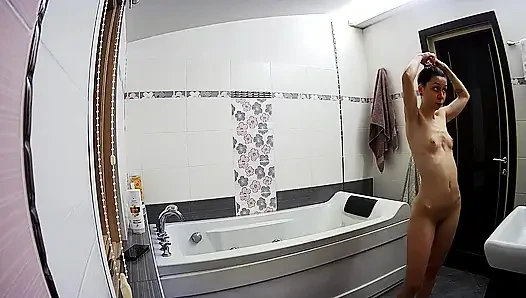 Stella banyoda banyo yapmaya hazırlanıyor - gerçek amatör röntgenci sahnesi