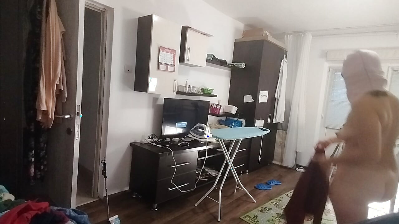 Seksi esmer evin etrafında çıplak ev işleri yapıyor.