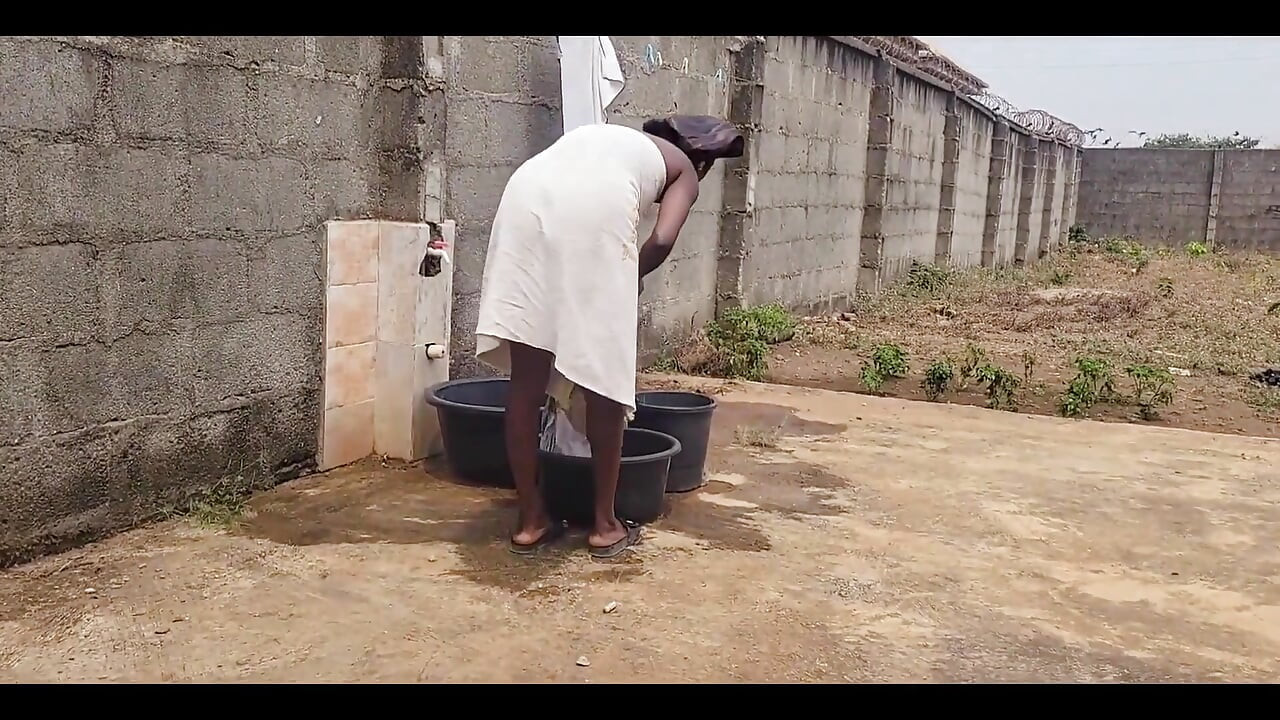 Aelis ek yuva patni hai jo uske devar dvara blaikmel ki jati hai !! Fianally vah use vah deti hai jo vah chahta hai.