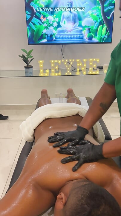 Leyne Rodriguez: femeie latino sexy în uniformă de masaj oferă o sesiune intensă cu ulei