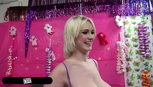 Siri lagi asik muasin memeknya pakai dildo sebelum dientot habis-habisan!