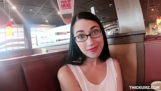 Thickumz - Alex Coal bekommt eine ladung sperma auf ihren arsch