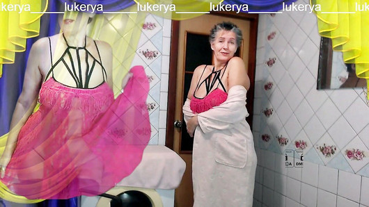 Matin de la Lukerya nouvellement réveillée. il enlève son peignoir dans la cuisine et commence un flirt amusant devant la webcam