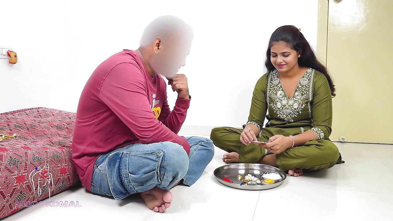 Komal đã gọi cho anh kế của cô ấy về nhà trên Raksha Bandhan, nếu bà già của anh kế thức dậy.