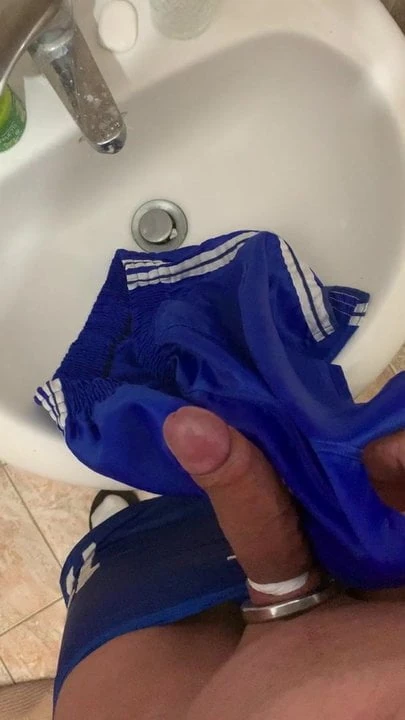 Дрочу и захожу в adidas-glanzshorts с членом