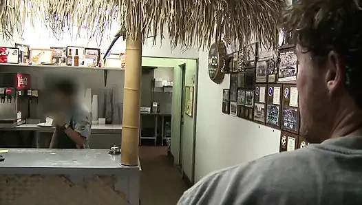 Lustvolle stiefmutter fickt in ihrem lieblingsrestaurant