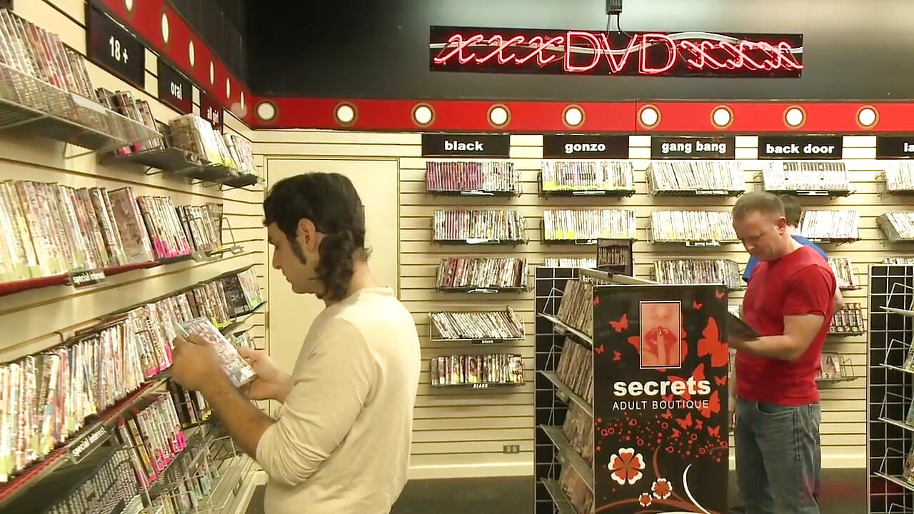 Δεμένος σκλάβος που τον πουλάνε σε τοπικό Sex Shop