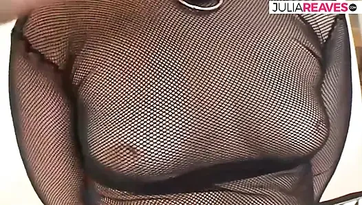 Genç kız sert bir yarağı seksi bir adam tarafından götüne ve amına siktiriyor