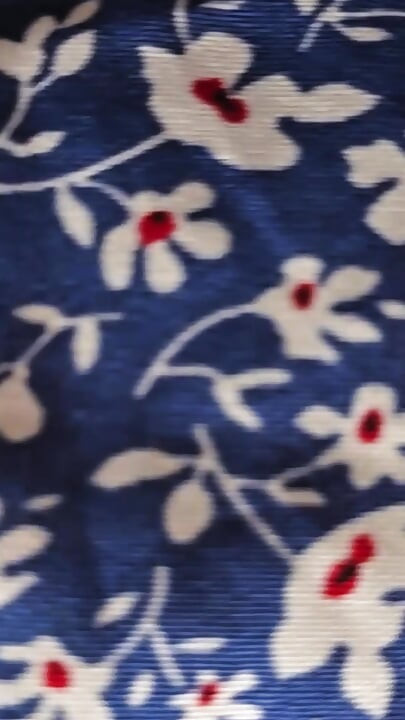 Fremder schiebt schwanz unter ihr kurzes kleid und spritzt ihre muschi hart im überfüllten bus - riskanter öffentlicher fick