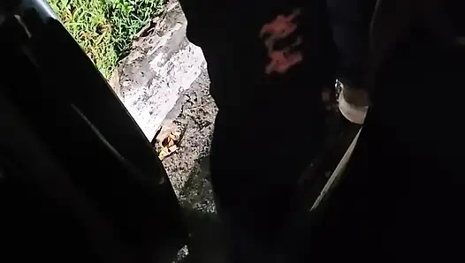 Yaptığına inanılır gibi değil. Yaramaz ateşli evli kadın yaraklı erkekle sikişiyor