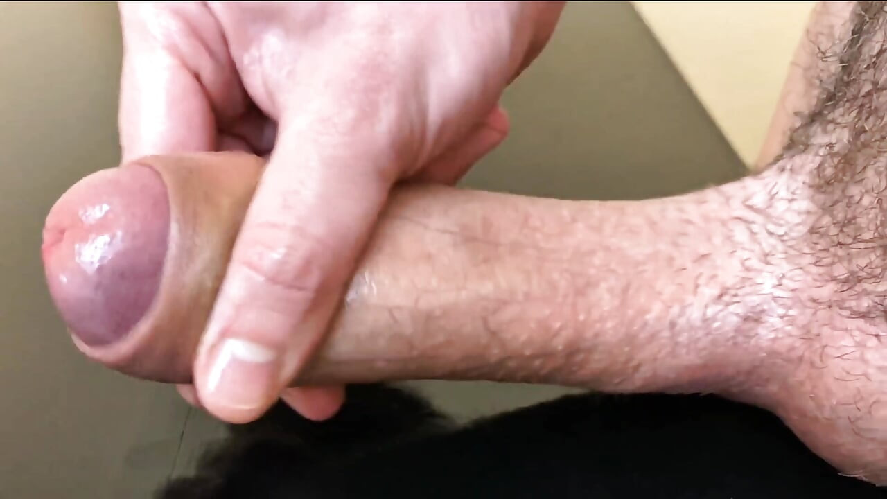 Cewek sange ini lagi asik ngocok kontol sambil ngomong jorok di atas meja