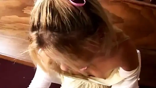 Sarışın ateşli kaltak için anal seks