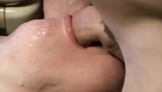 Эту французскую крошку хардкорно трахнули в рот