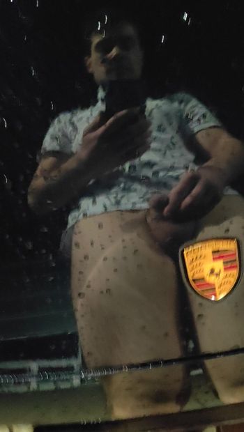 Masturbandosi davanti a una Porsche 911