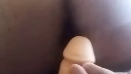 Pasif bir oyuncakla oynuyor