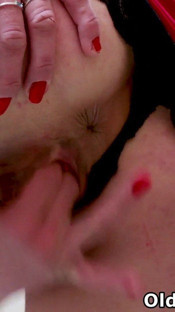 Plavokosa milfa Gwenn divlja sa svojim roze dildom u kupatilu | Klip 1