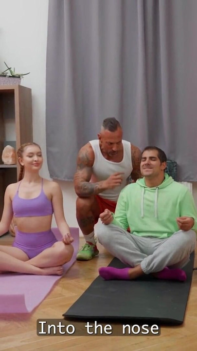 DADDY4K. De geile roodharige geeft de voorkeur aan neuken boven werken | Clip 1