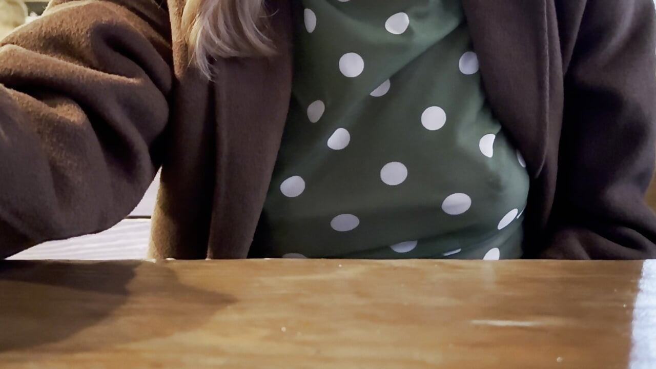 Provocando as pessoas com meus mamilos em uma blusa pura em um restaurante jantando