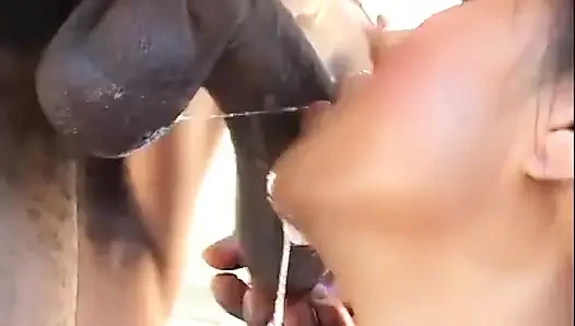 Kırmızı iç çamaşırlı güzel genç Asyalı sikişmeyi ve büyük siyah yarağı emmeyi seviyor