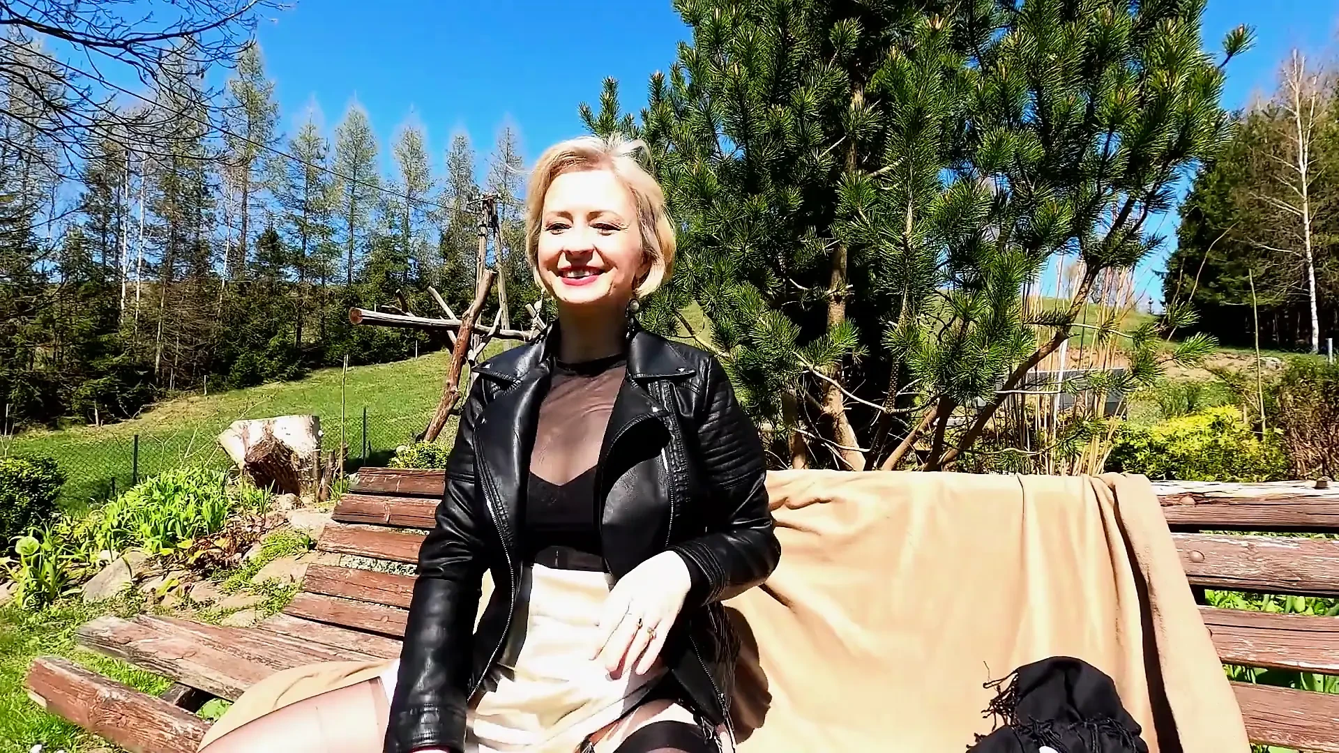 Sun, black nylons aur ek dildo