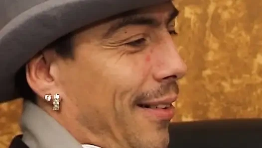 Эта шлюшка из Германии любит заглатывать член и играть с игрушкой