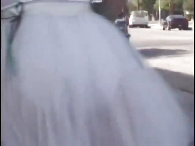 Kızıl saçlı cüce amcığını yalatıyor ve derinden sikiliyor