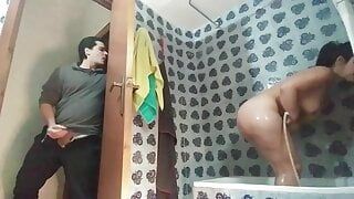 Atrapando y follando a mi hermanastra de gran culo caliente en la ducha (comp)