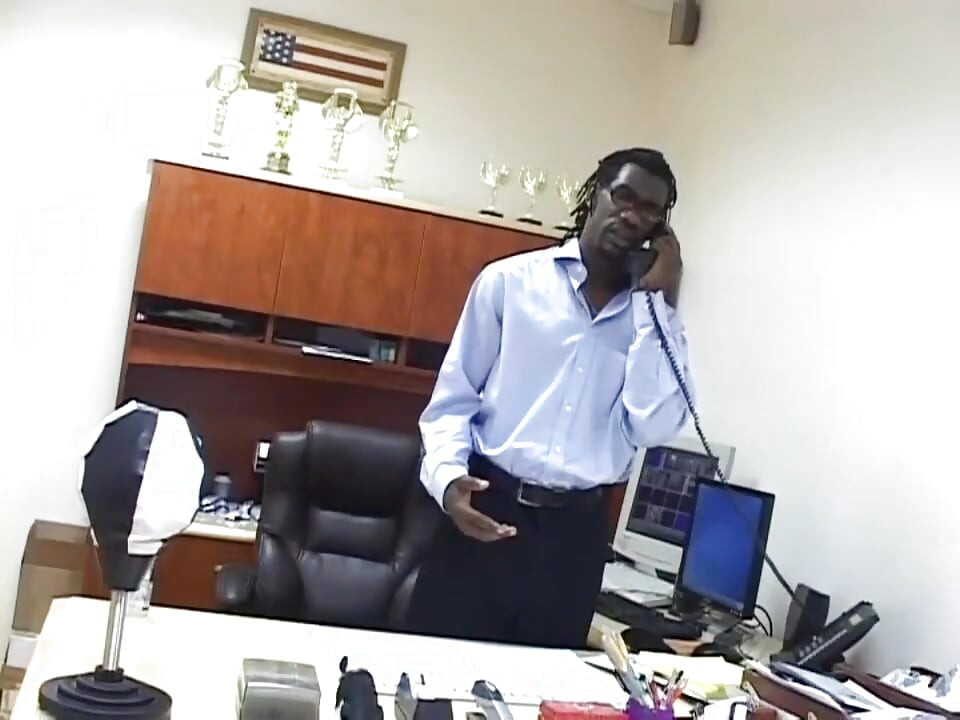Pasangan kulit hitam ngentot pantat di kantor
