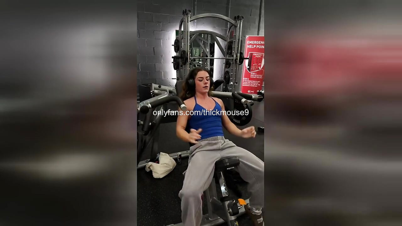 Hopa la sala de sport: Abia legal Expunerea accidentală pizda fetei în timpul antrenamentului!