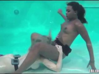 Cory Chase & Simone stijlen lesbische seks onder water