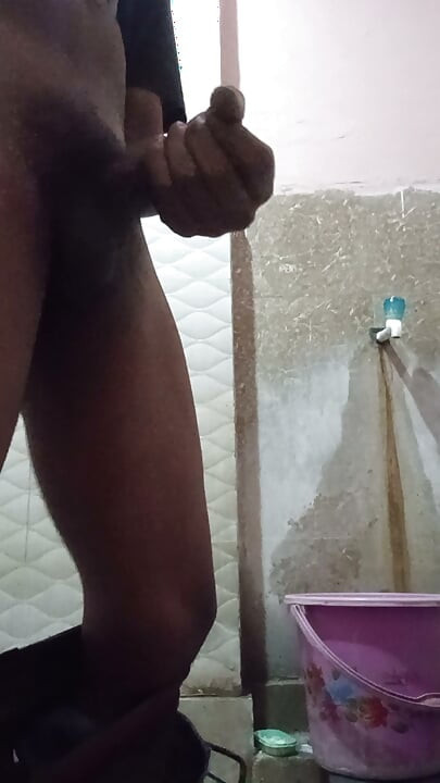 Mera Dost bathroom me ka kar hilaya
