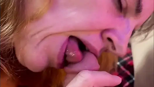 Üvey babaya sakso çekiyor ve yumruklanıyor