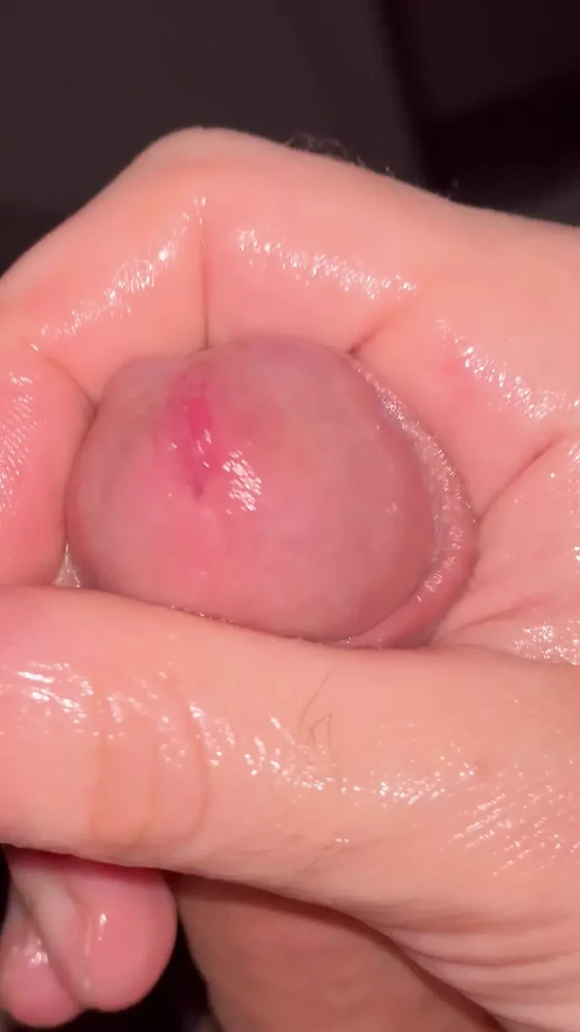 I take advantage of my wife's absence to touch myself while thinking of her beautiful juicy