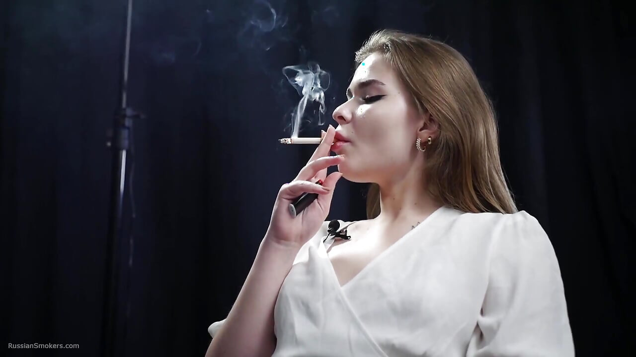 Russa loira gata fumando em blusa branca