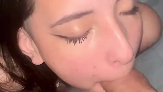 Die kleine schlampe lutscht riesigen schwanz