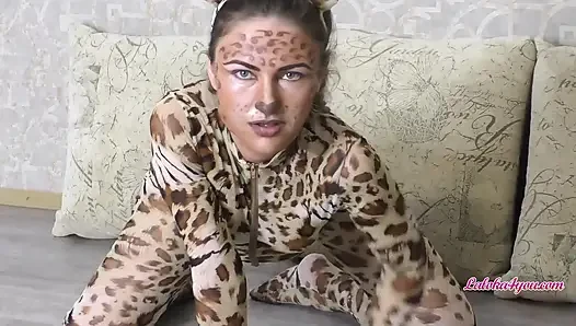 Cewek seksi dengan kostum harimau hitam nyepong kontol pacarnya