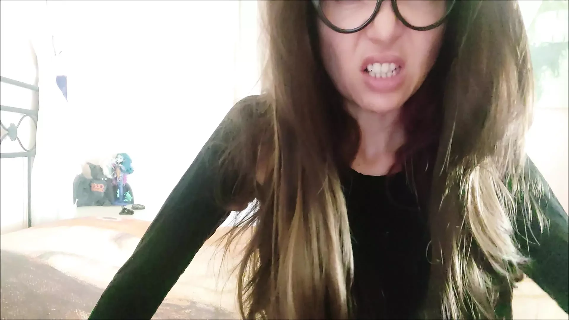 Rude menina de boca suja faz você com linguagem quente