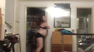 Cô gái mũm mĩm cố gắng tập thể dục