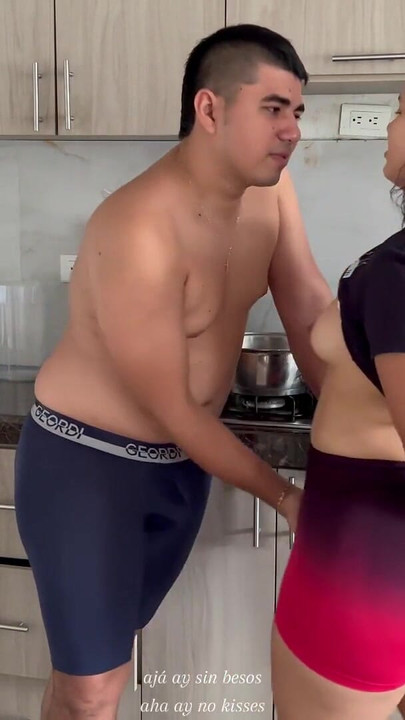 "Orta yaşlı seksi üvey annem bana değerli bir ders veriyor" dan duygusal an