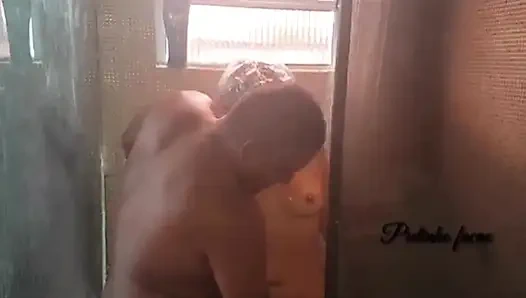 Непослушный сосед предложил мне деньги, чтобы я принял душ