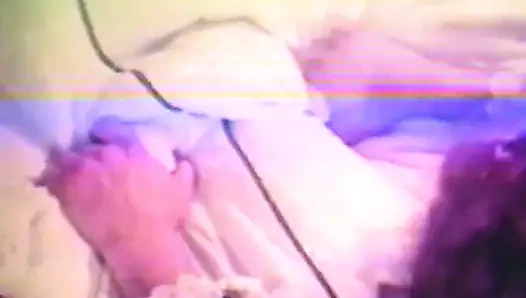 Винтажную домину трахнул в задницу огромный дилдо