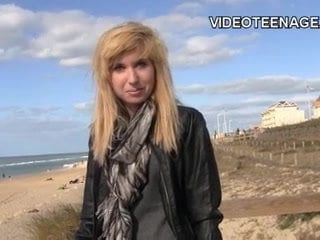Verlegen blonde tiener eerste pornocasting