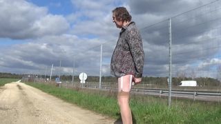 Transsexuelle travestie sondage urétral lingerie voiture route 102